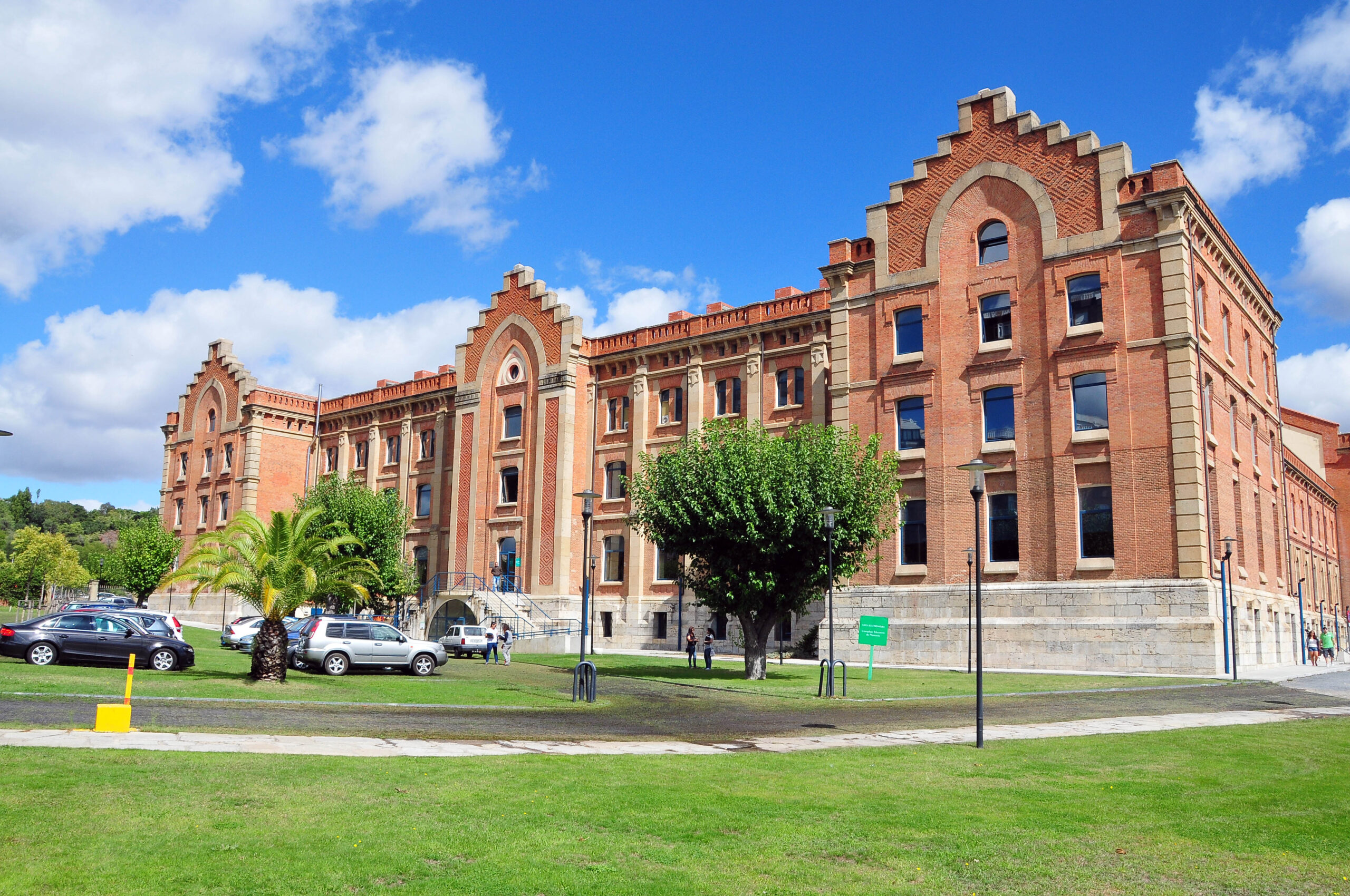Edificio exterior con parking