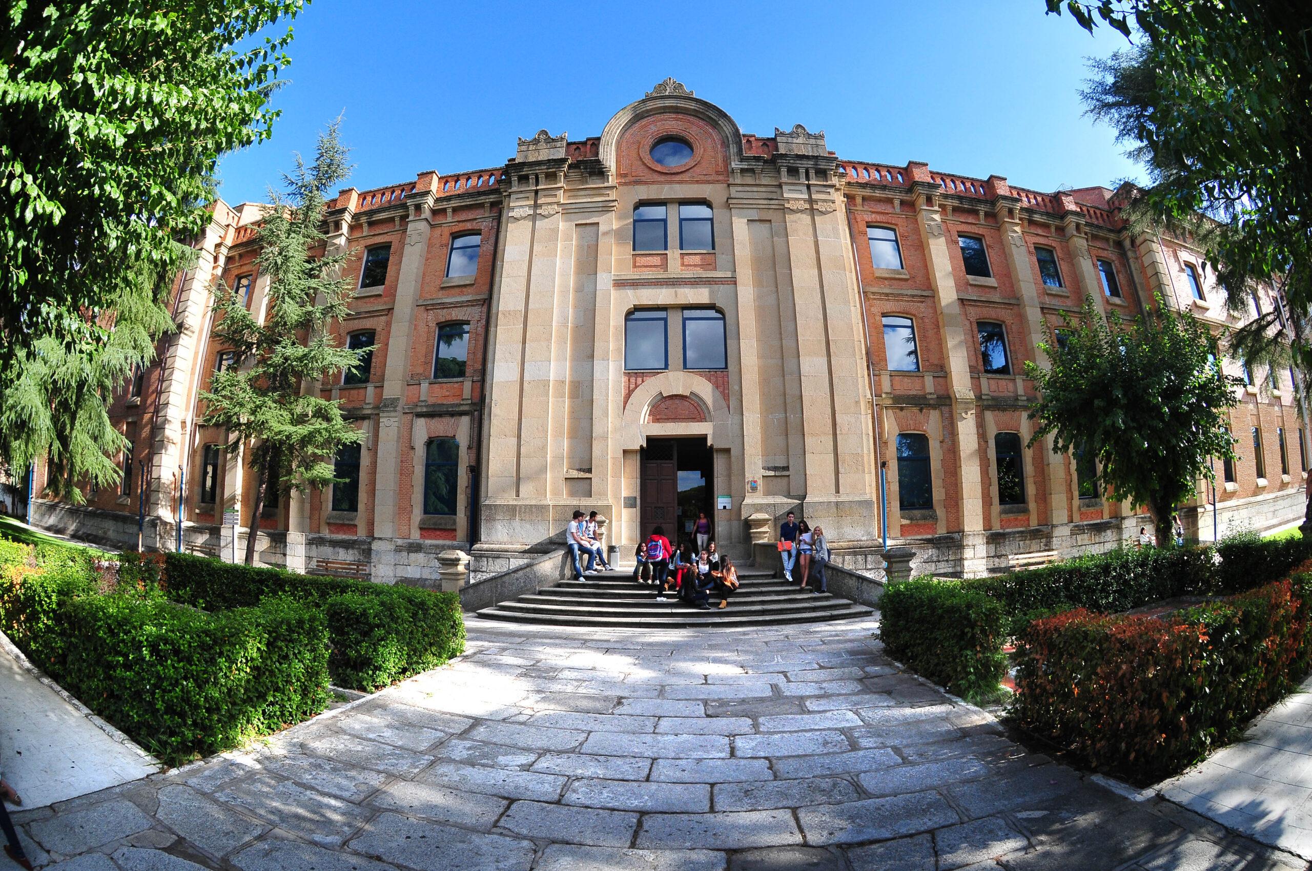Fachada y puerta principal de acceso