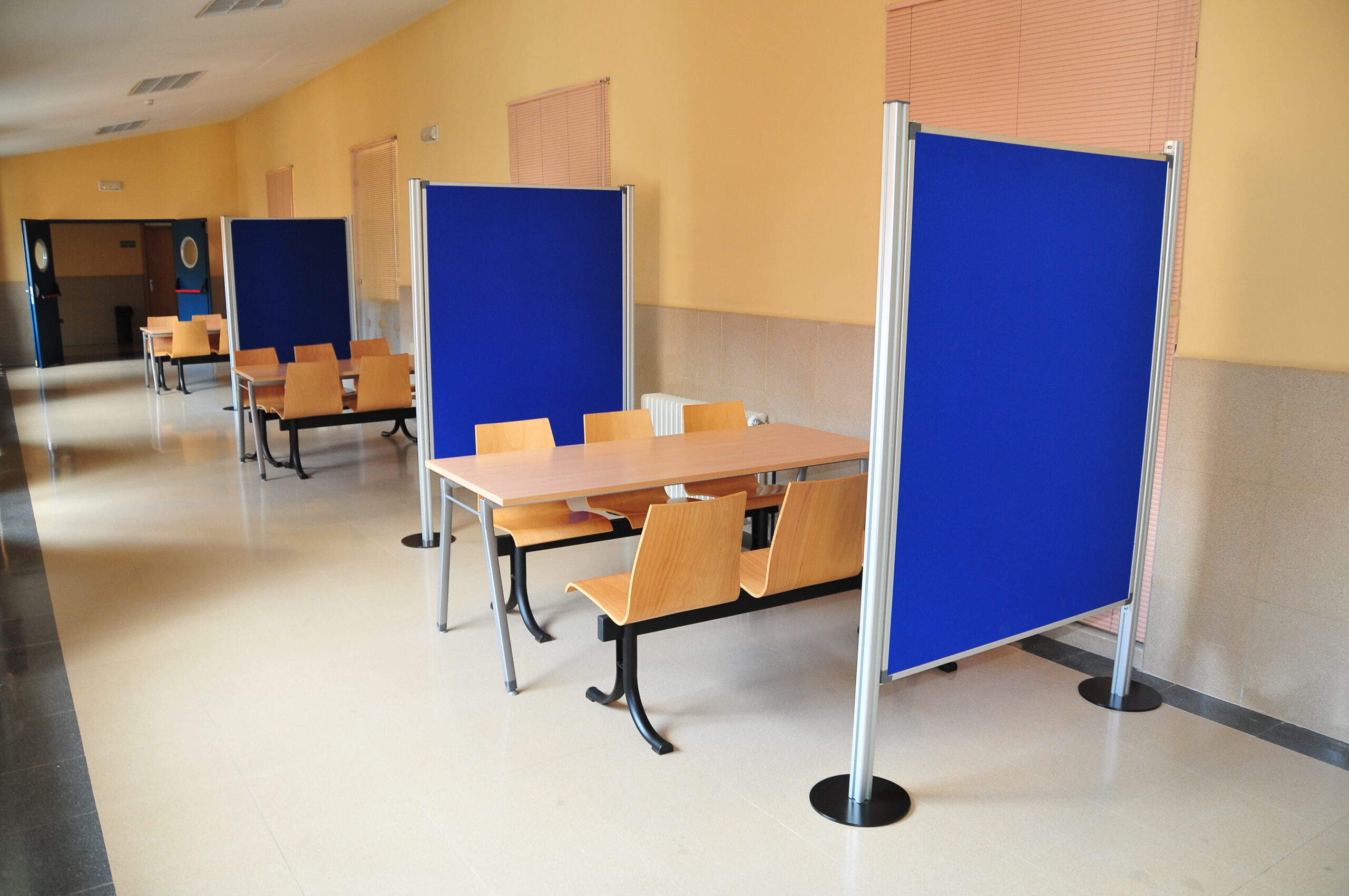 Pasillo con mesas de estudio 